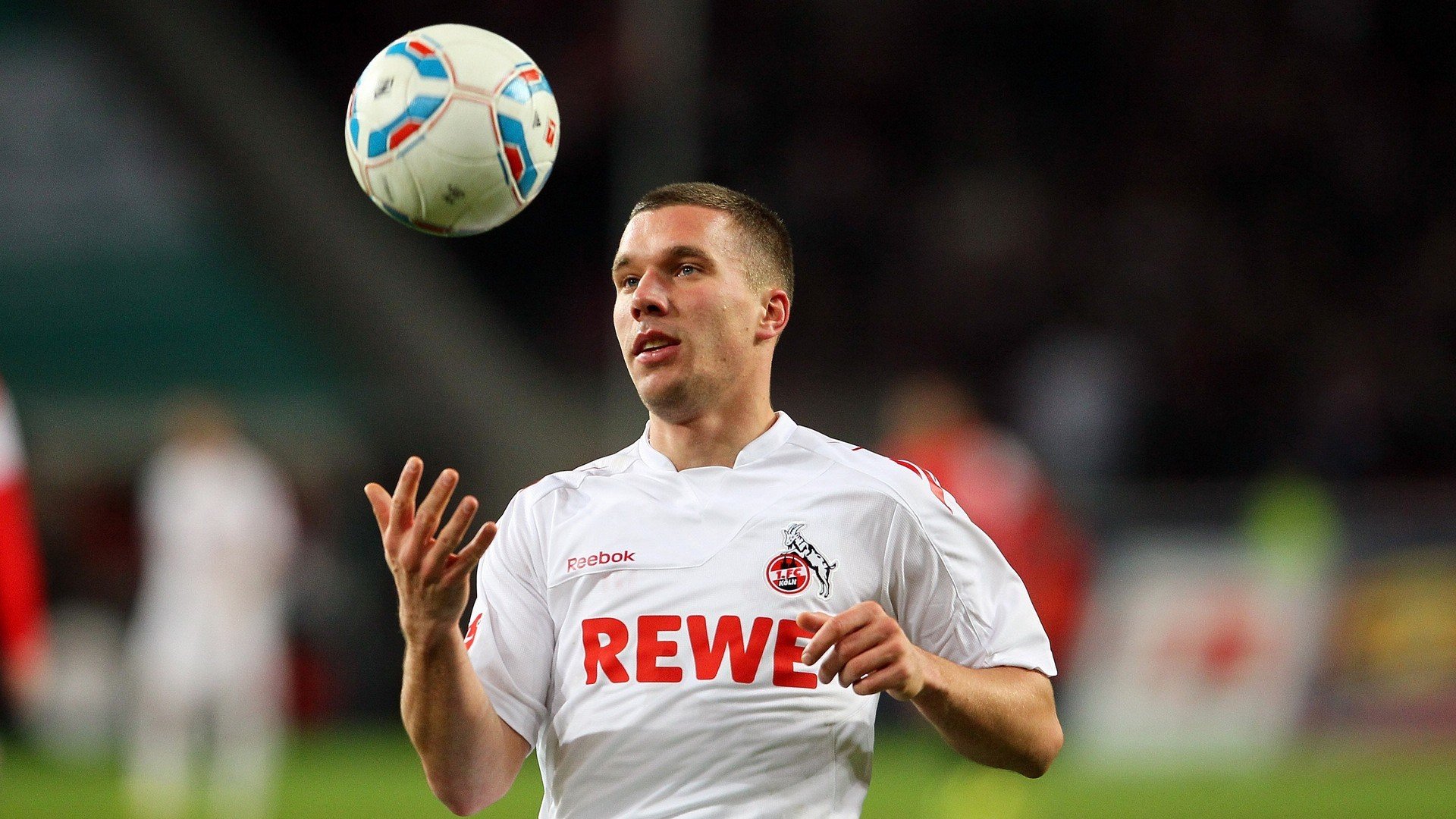 区域压迫与人盯人防守混合布置，区域防守和盯人防守