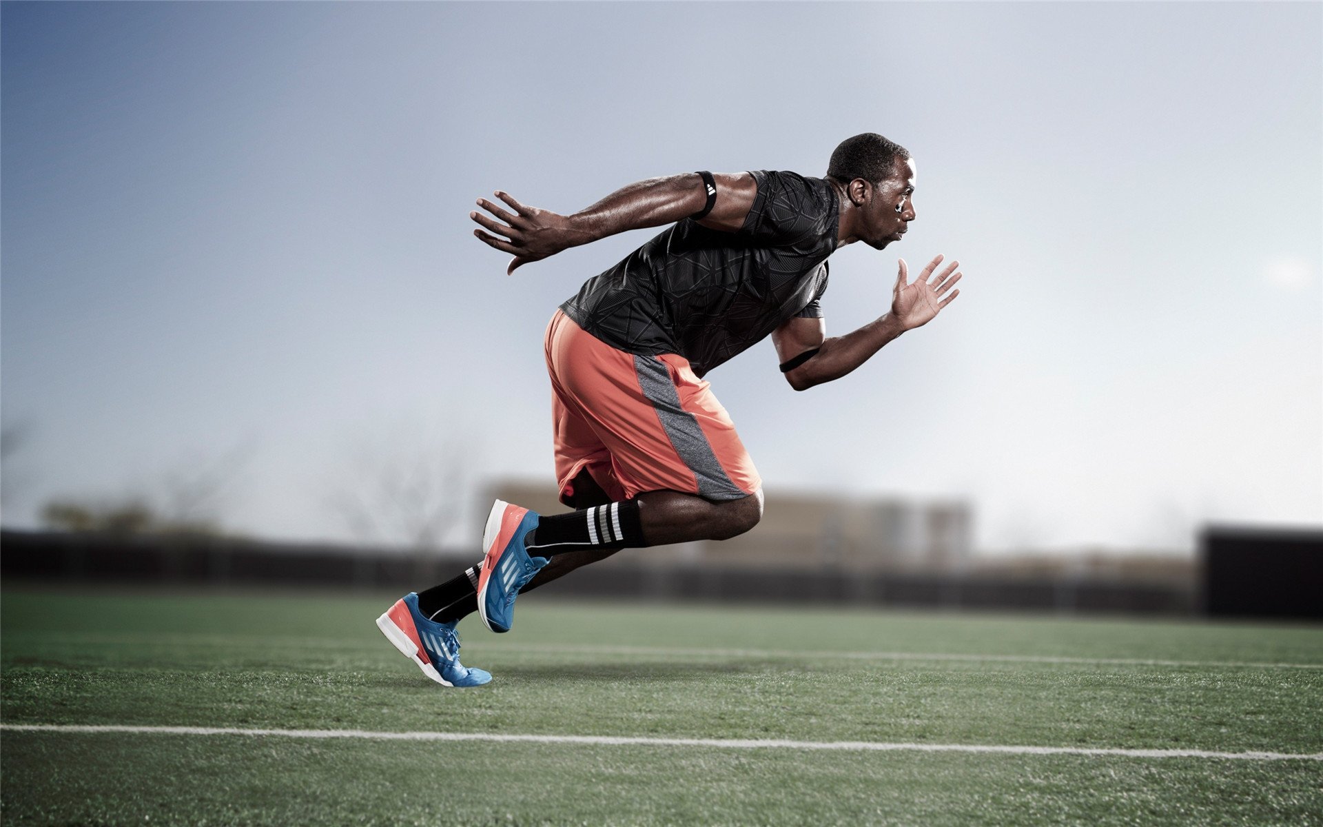 区域压迫与人盯人防守混合布置，区域防守和盯人防守